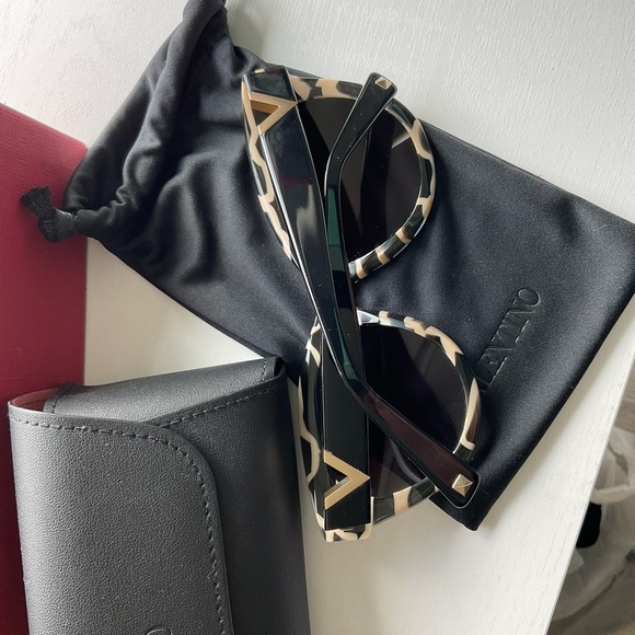 VALENTINO LADIES SUNGLASSES - Picture 4 of 11